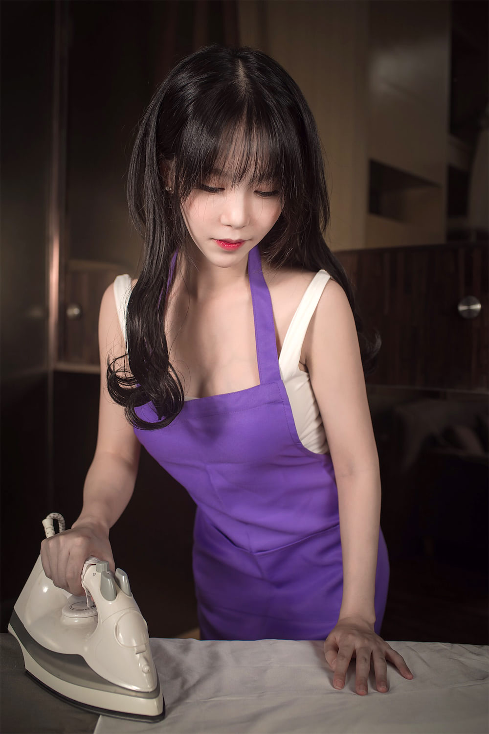 抖娘利世紫色围裙人妻40p_1