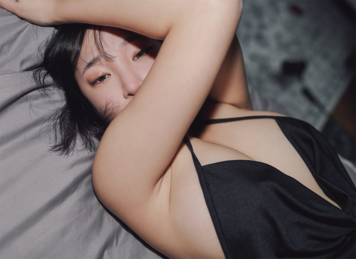 姜仁卿黑色吊带裙28p